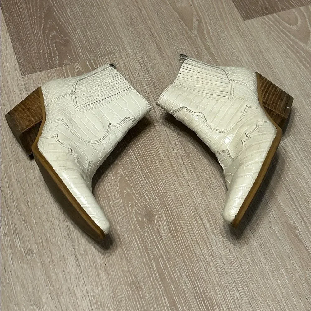 Sam Edelman Western Aligator Skin White Ankle Boots in Size 6.5